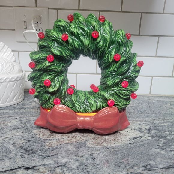 Vtg Ceramic Lighted Christmas Wreath Holly Berry Light Lamp w/ Red Bow base 12" - Picture 2 of 5